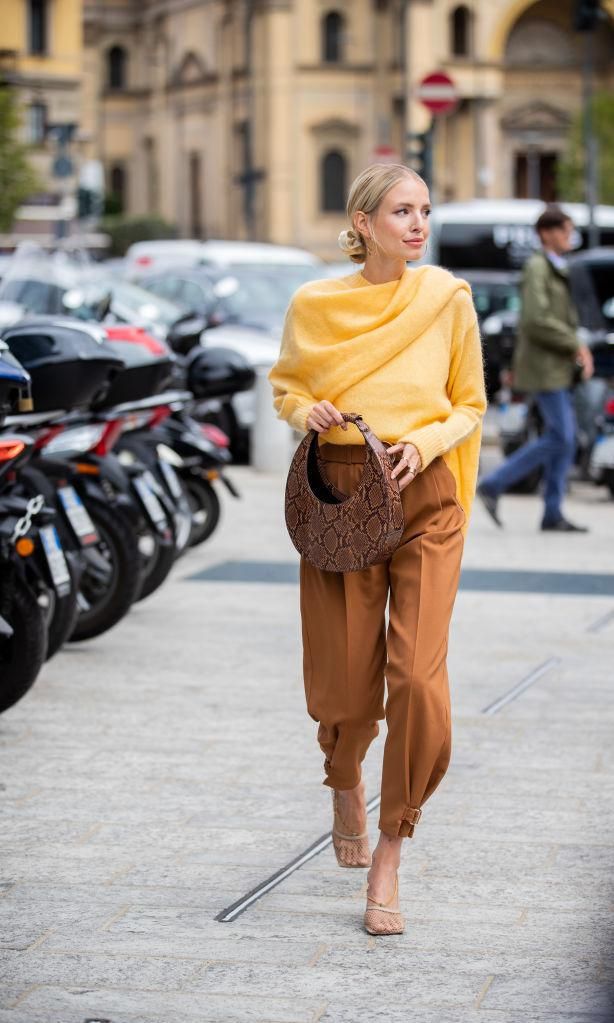 
Los bolsos animal print estarán muy de moda esta temporada, por lo que los moon bags se fusionan con esta tendencia como muestra Leonie Hanne


