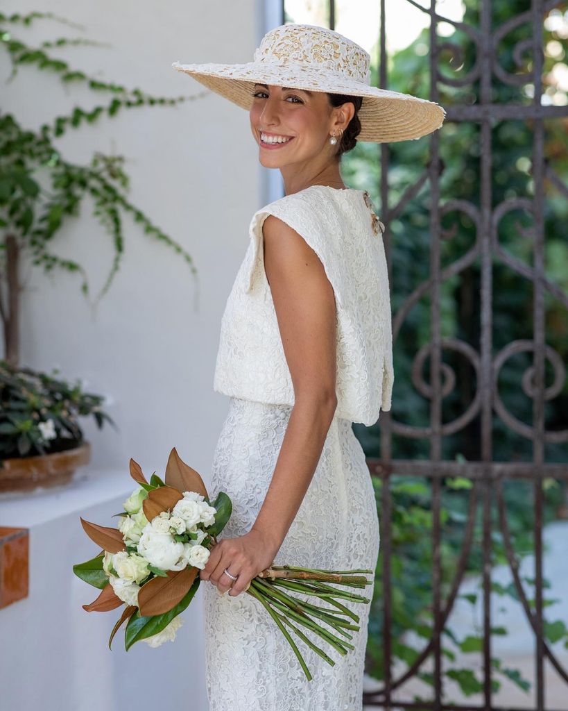 Novias con sombrero y look de crochet y encaje