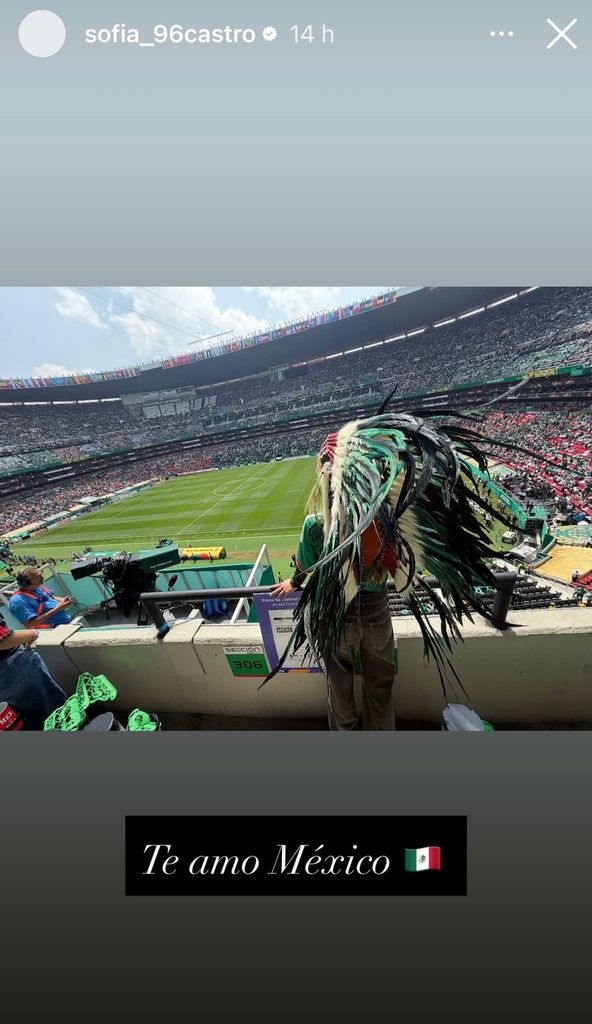 Sofía Castro presumió el penacho de plumas que llevó al Estadio Ciudad de México y que la convirtió en uno de los rostrso del Mundial.