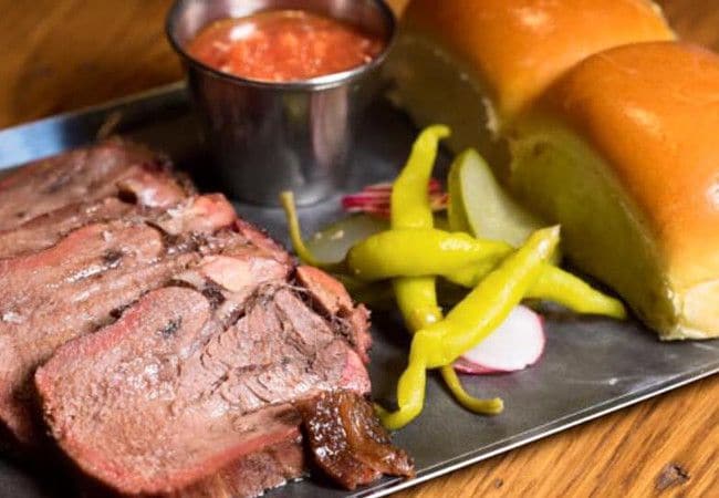 La carta de 'Smoking Club' destaca por sus carnes ahumadas (aunque también cocinan salmón o verduras), asadas al horno (smoker) a fuego lento durante una media de 12 horas.

