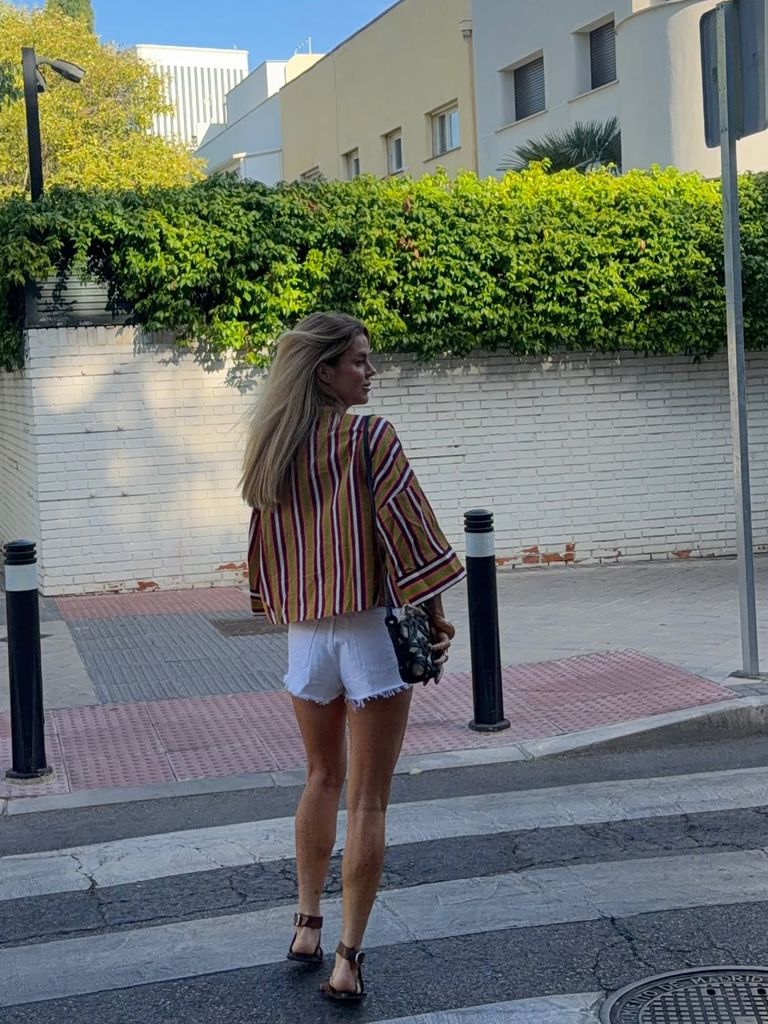 Amelia Bono estrena la camisa de rayas de Zara que mejor combina con shorts vaqueros y sandalias