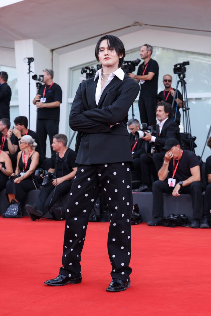 Thanakorn Wichanukhor Lució pantalón con el tramado de lunares en la alfombra roja 
