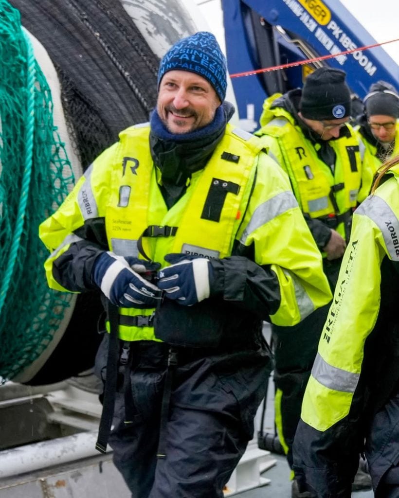 El príncipe Haakon, bien equipado para la ocasión, compartió esta jornada con su hija