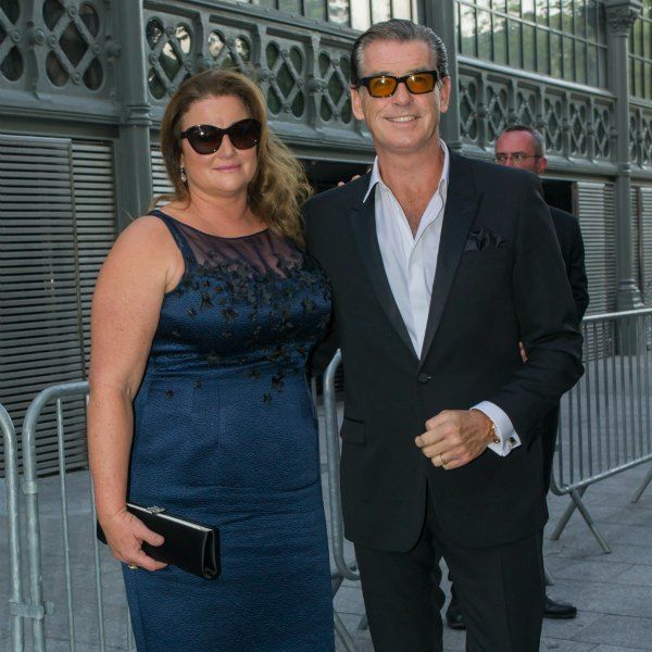 Pierce Brosnan acierta al combinar el color del pañuelo del bolsillo con el del traje, que incorpora una chaqueta de estilo esmoquin. Le veíamos lucir este look en el desfile de Saint Laurant, en París.