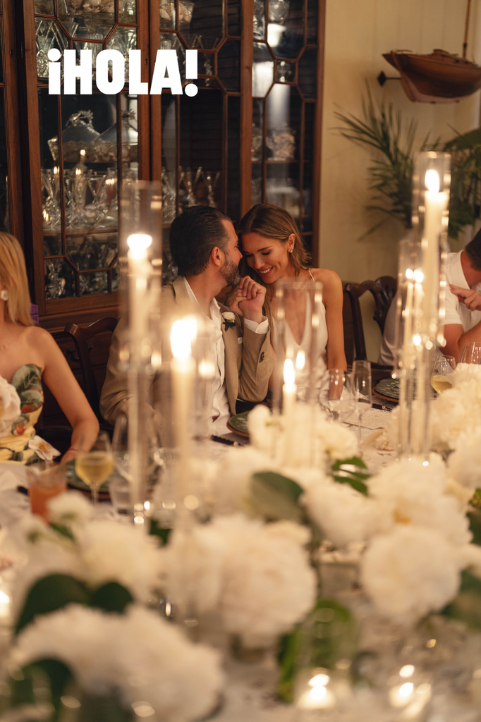 Tras la ceremonia, los recién casados y sus invitados disfrutaron de una cena de varios tiempos.