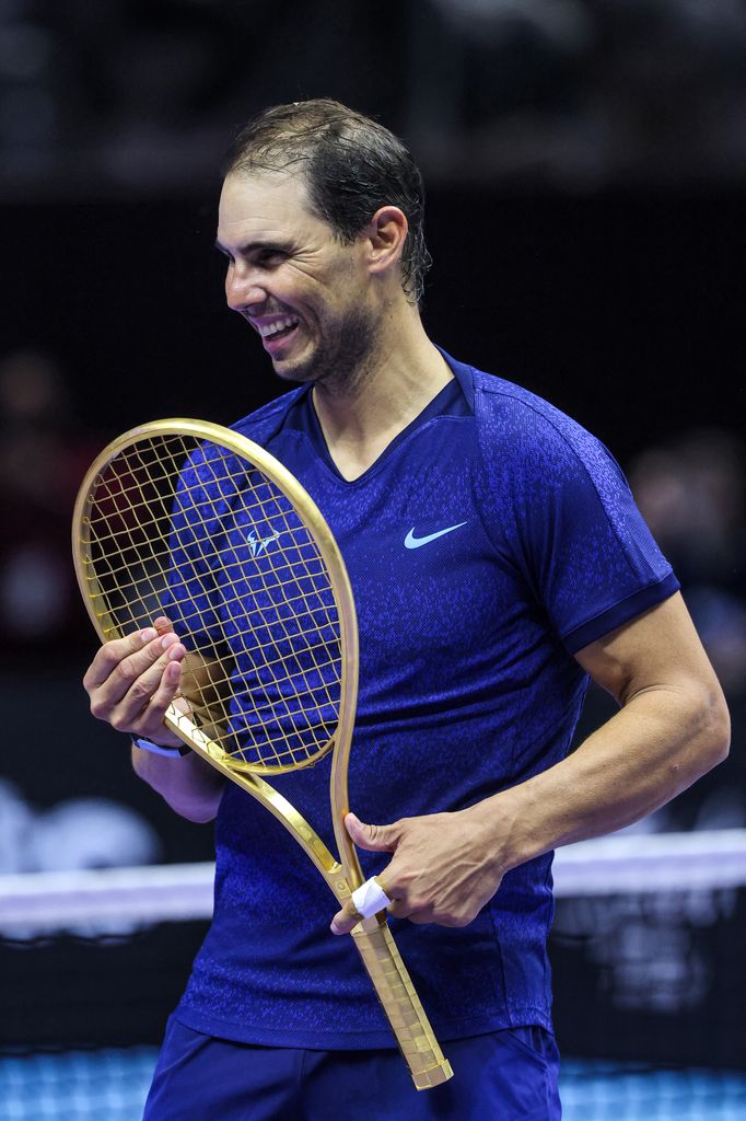 Rafa Nadal recibe una raqueta de oro valorada en 250.000 euros en el Six Kings Slam