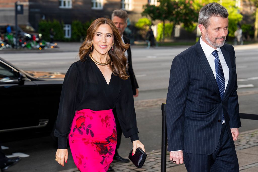 Mary de Dinamarca con falda lápiz