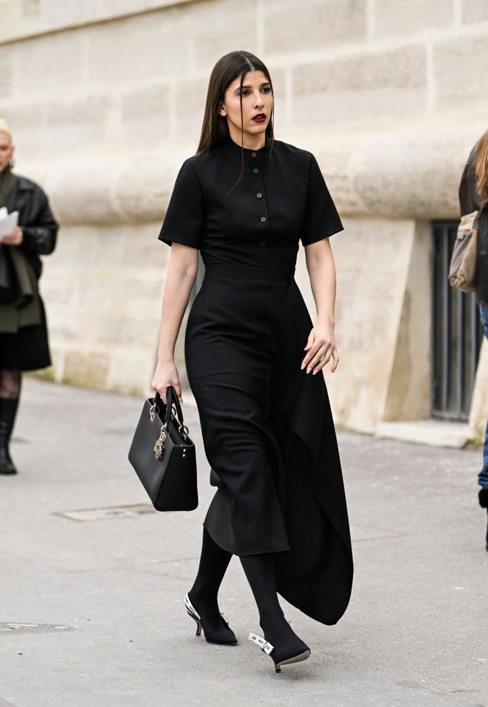 Plano entero de Mafalda de Bulgaria en la Semana de la moda de París con total look negro