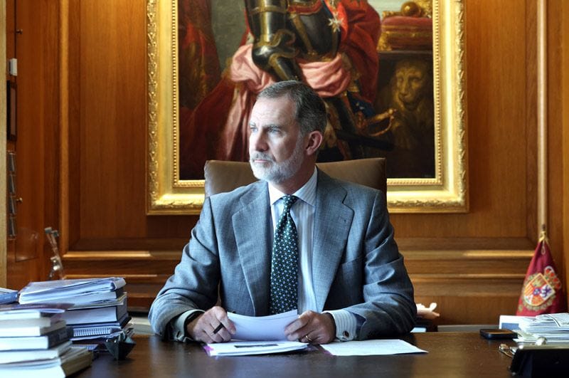El rey Felipe en su despacho con motivo del décimo aniversario de su proclamacion