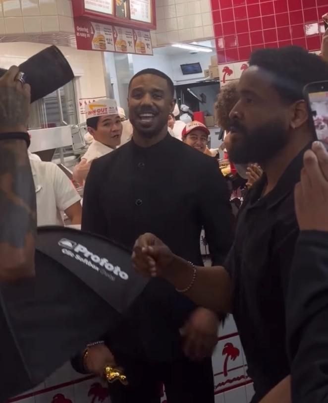 Michael B. Jordan en una hamburguesería tras ganar el Oscar