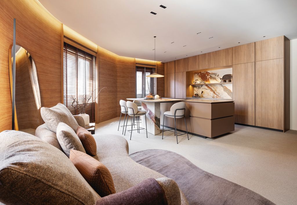 Cocina que integra una zona de estar, el ‘office’ adosado a la isla y una zona de bar escamoteada en el mueble principal 