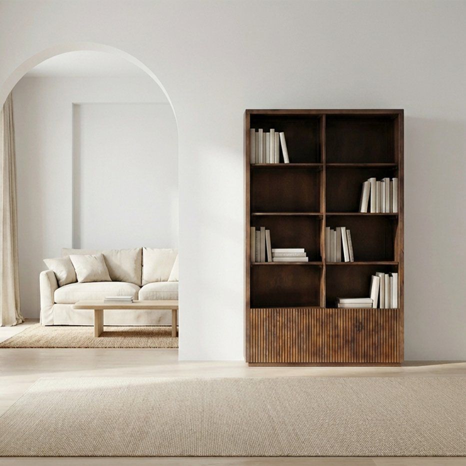 Librería oscura en un salón blanco
