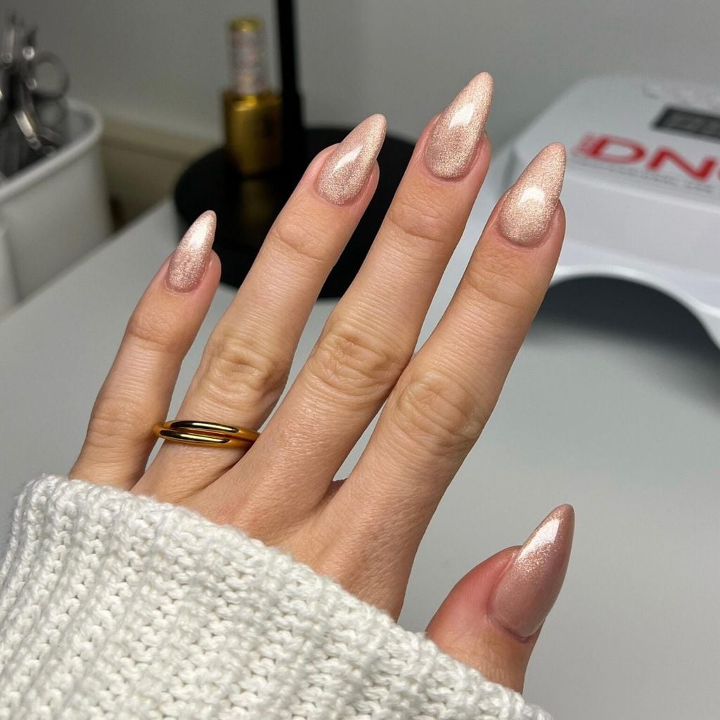 Manicura con esmalte DND Diva 9D Cat Eye en tono Afterglow aplicado sin imán, con acabado luminoso suave.