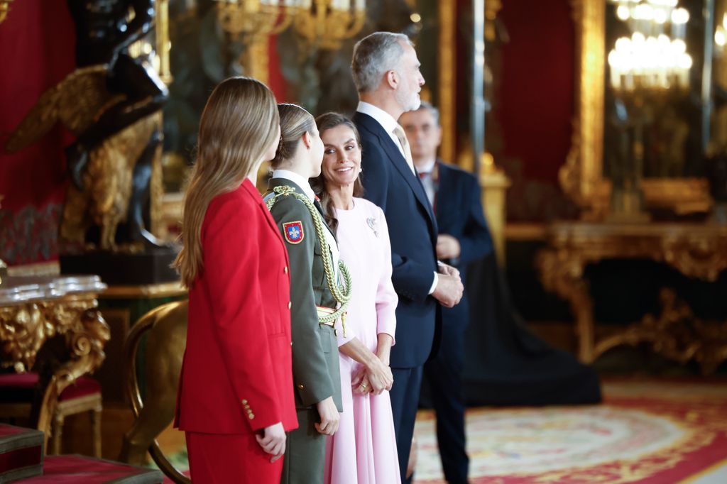 La Familia Real preside la recepción en el Palacio Real tras el desfile del 12 de octubre