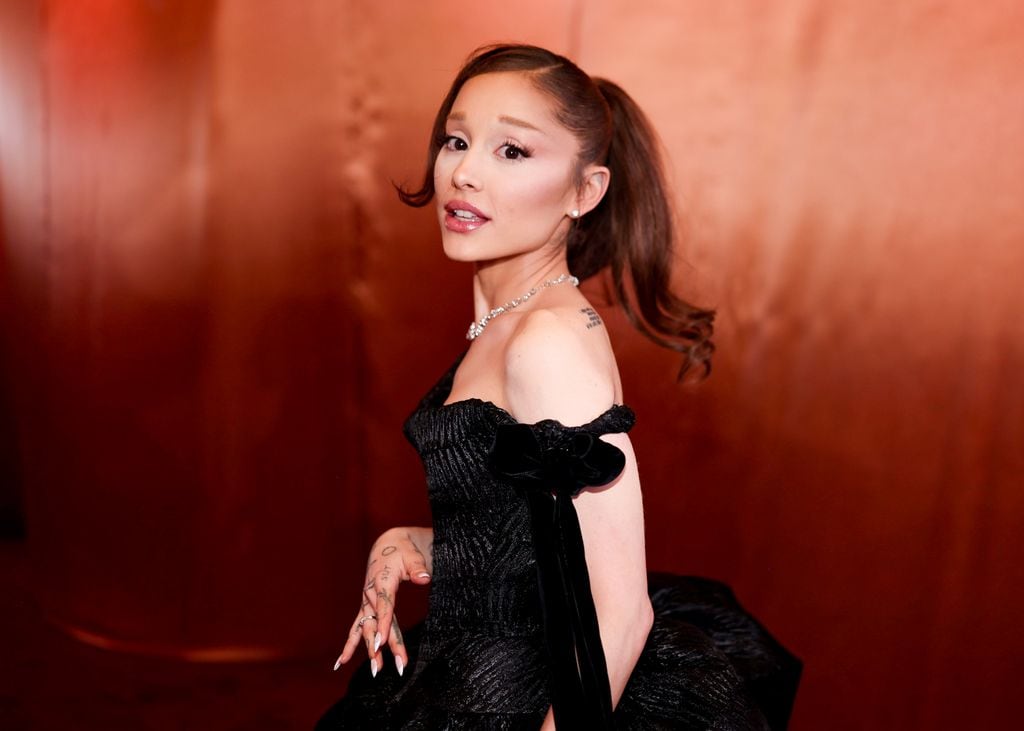 Ariana Grande sorprendió con su look en la alfombra roja de los Golden Globes 2026