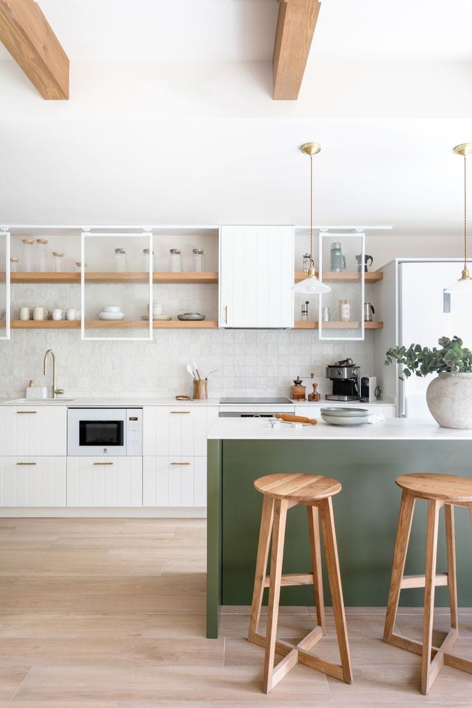 Estantes abiertos en la cocina aunque con paneles correderos de cristal