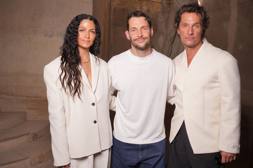 Camilla Alves y Matthew McConaughey en el desfile de Jacquemus en París