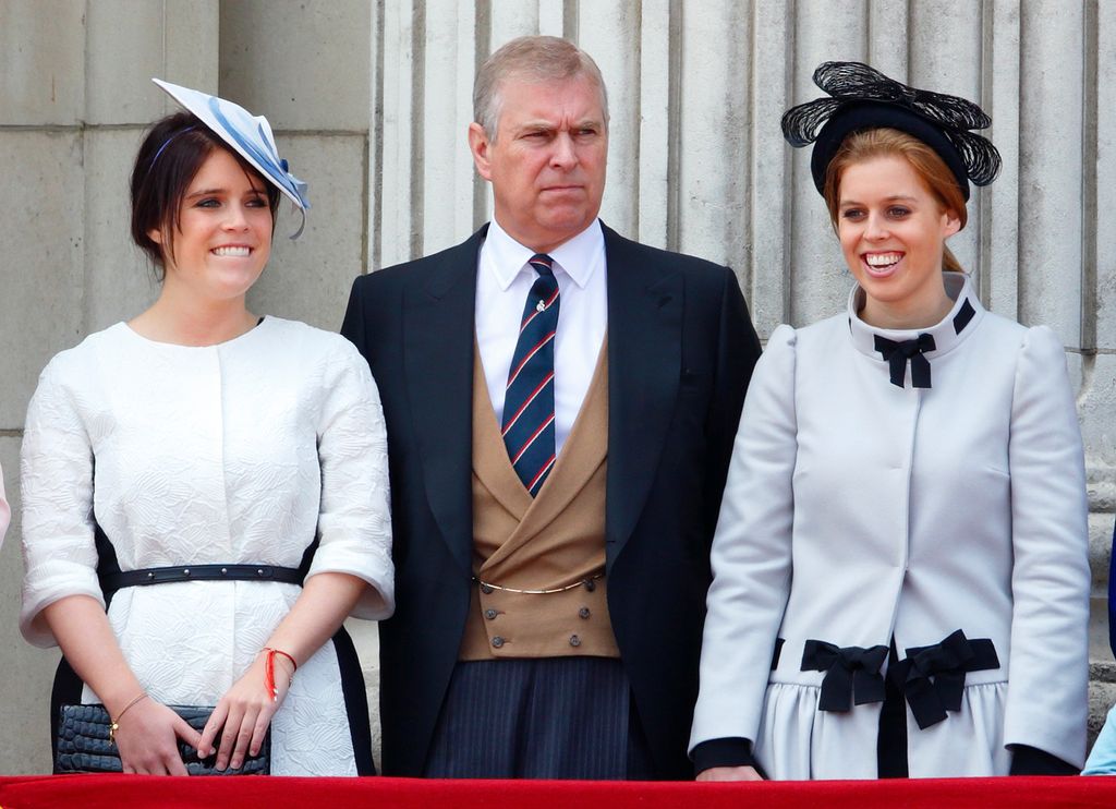 Beatriz de York y Eugenia de York con su padre el príncipe Andrés 
