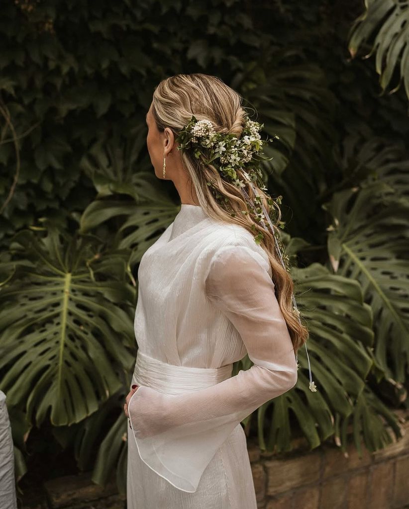 Semirrecogido con tocado de flores frescas