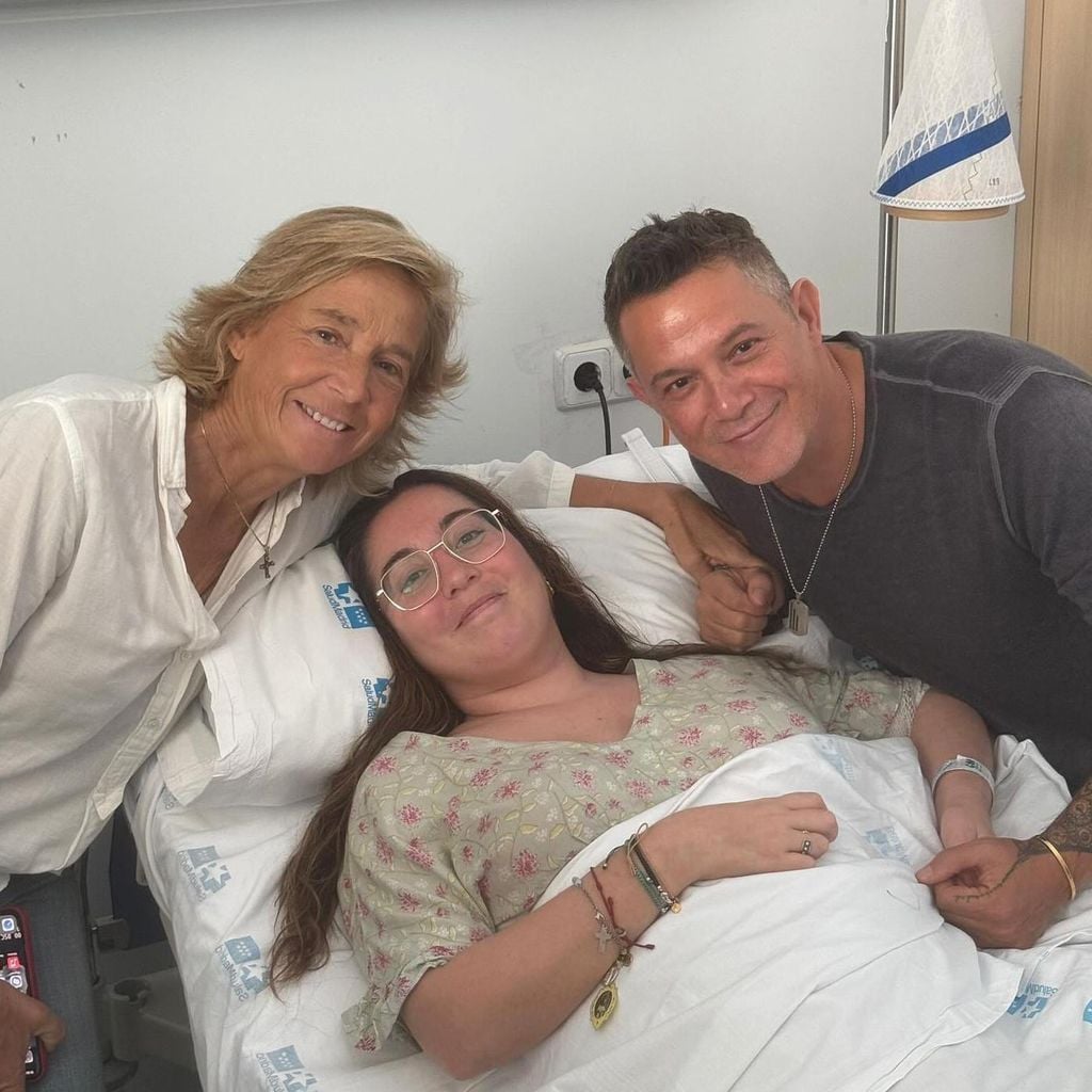 Alejandro Sanz y su fan Belén Domínguez con Marta Barroso
