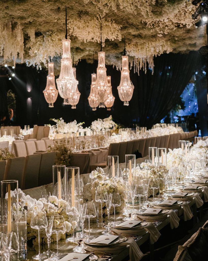 Decoración de bodas rosas blancas interiores