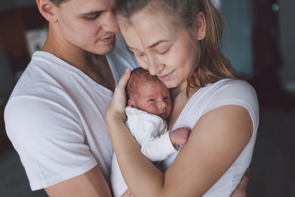 Familia con su hijo recién nacido