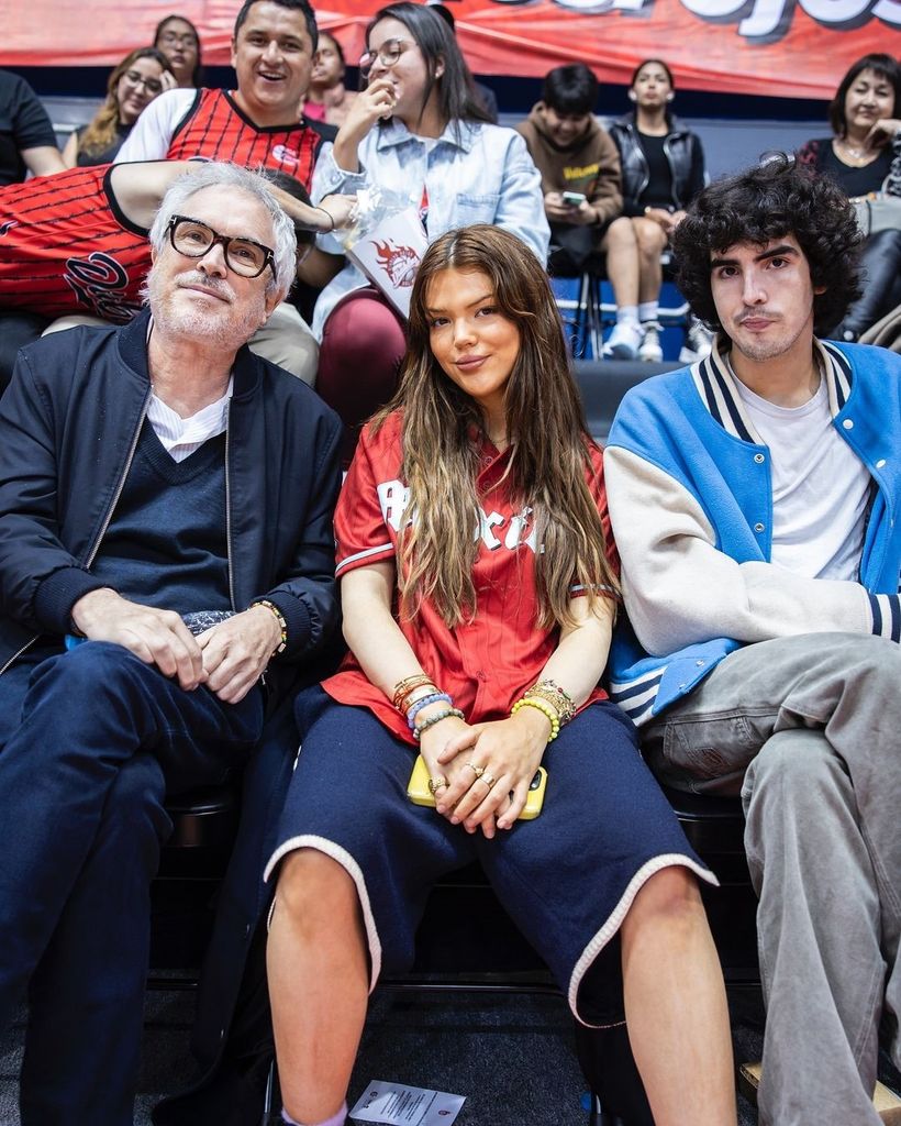 Alfonso Cuarón y sus hijos en el partido de Los Diablos Rojos 