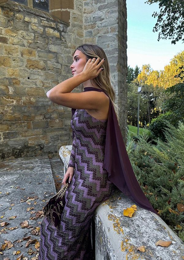 María Pombo con vestido asimétricos de Baymo y capa
