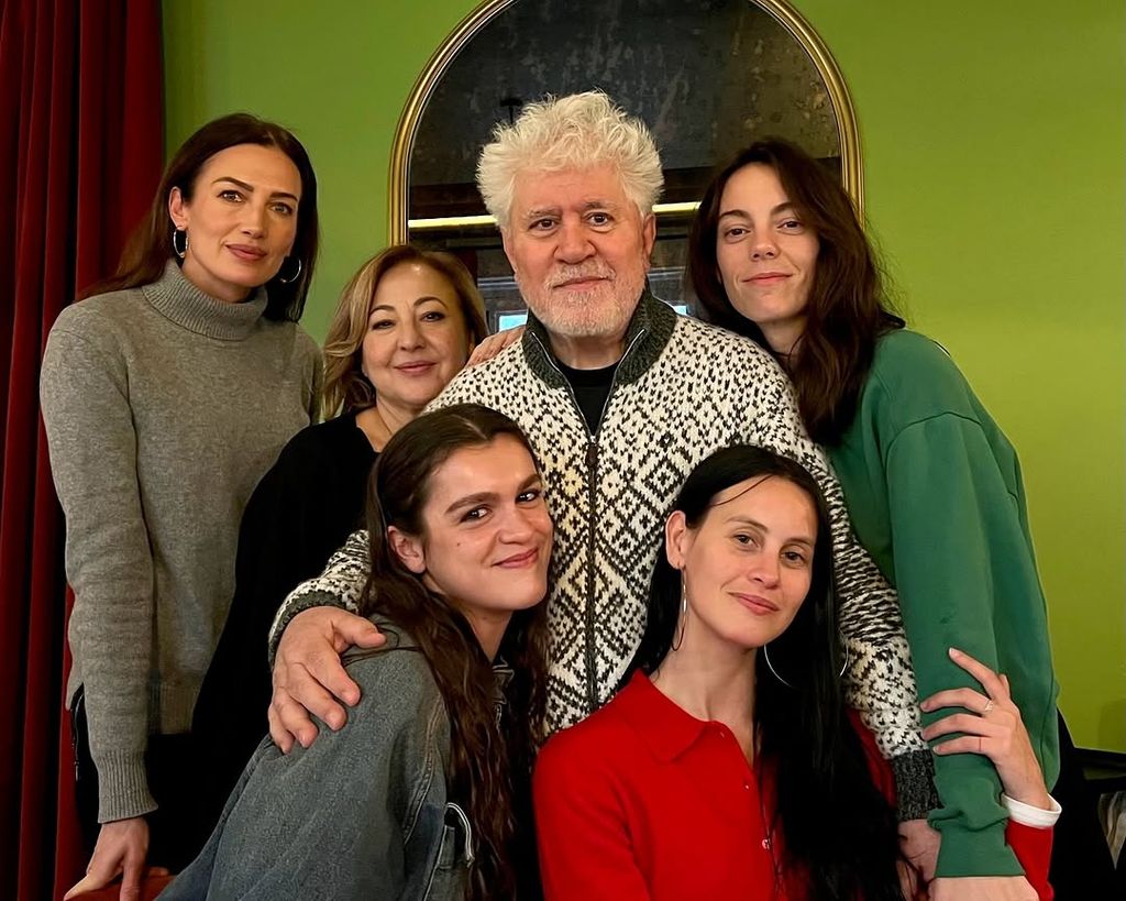 Pedro Almodóvar, con Amaia Romero, Milena Smit, Carmen Machi, Victoria Luengo y Nieves Álvarez