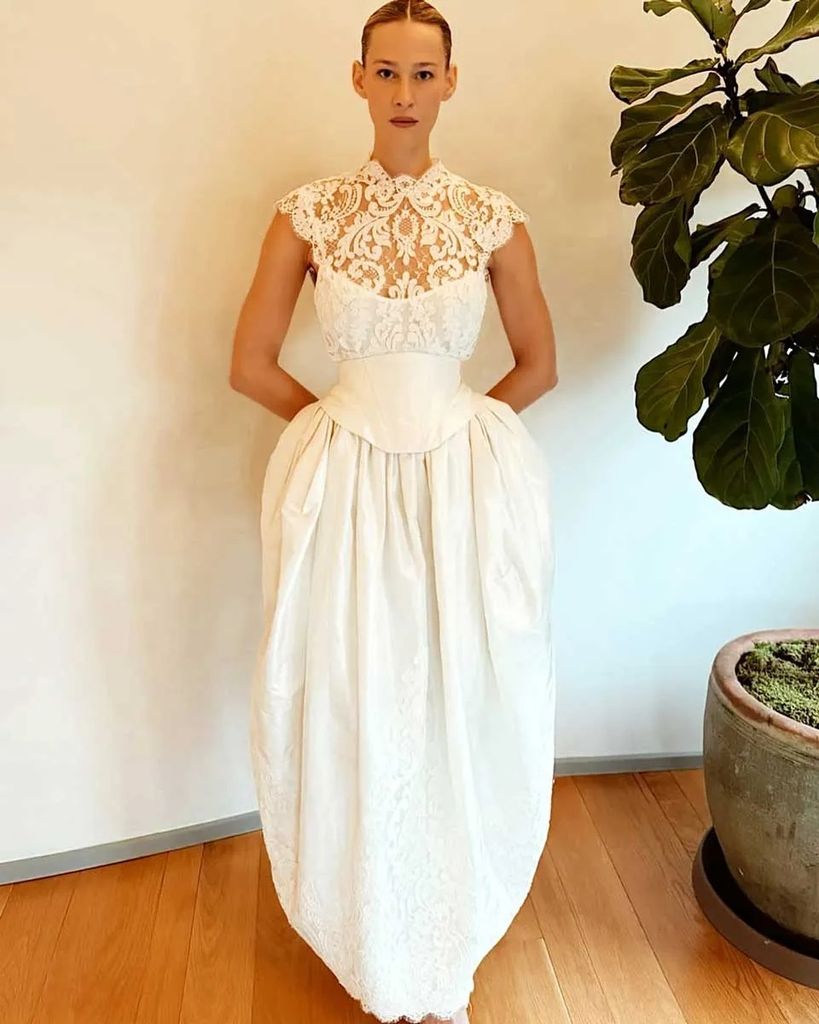 Destry Allyn Spielberg lució un original vestido de novia de la diseñadora Seline Meisler, 
