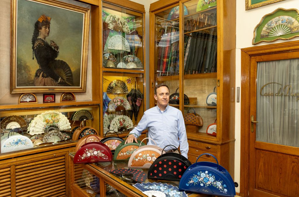 Arturo Llerandi posando en el interior de Casa de Diego
