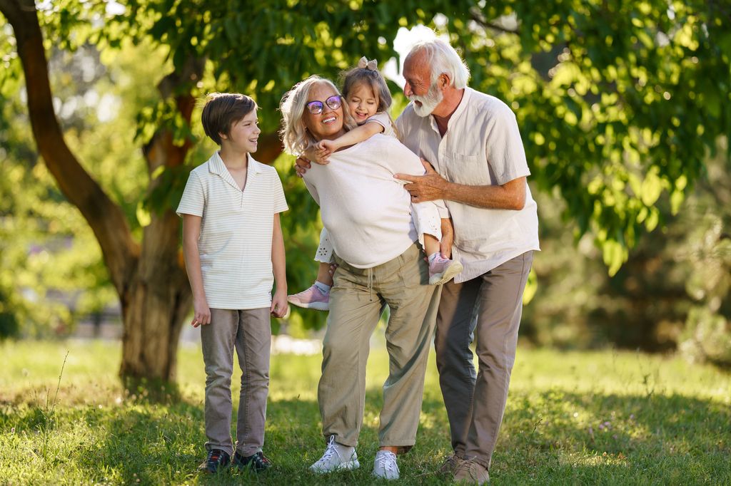 abuelos con sus nietos felices en el parque