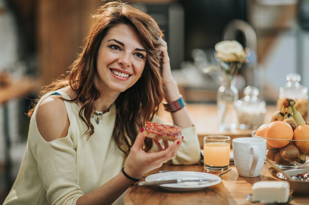 Mujer guapa tomando un desayuno continental
