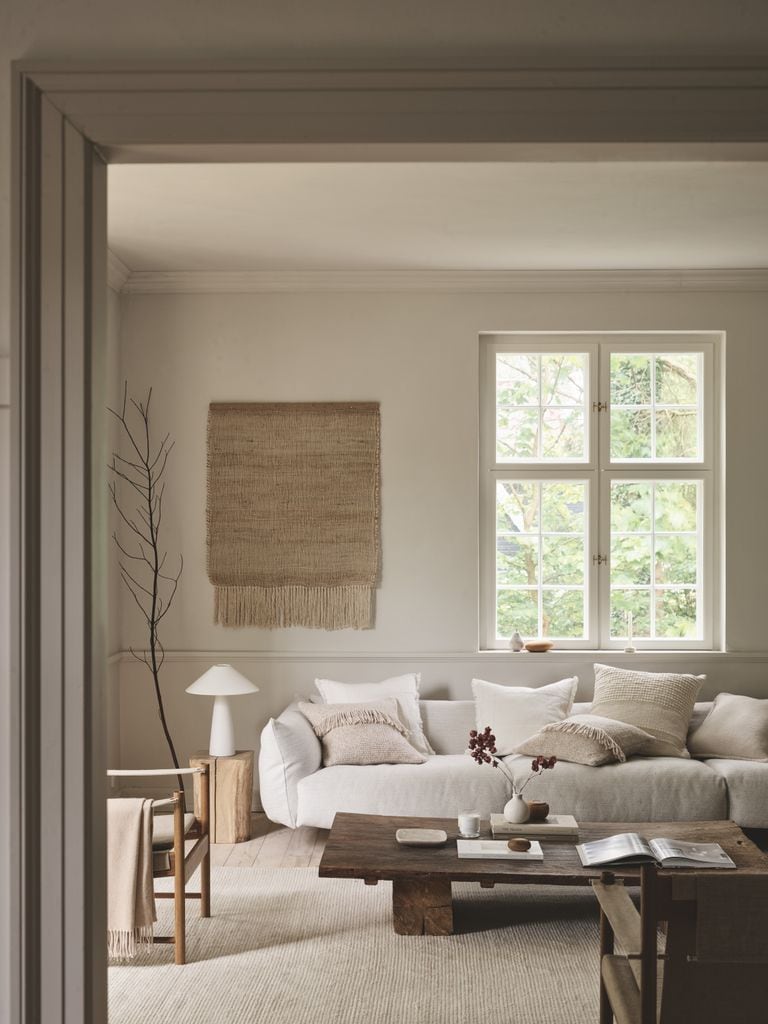 Salón con muebles de madera y tonos neutros