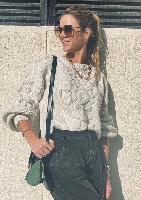 Amelia Bono con jersey y vaqueros