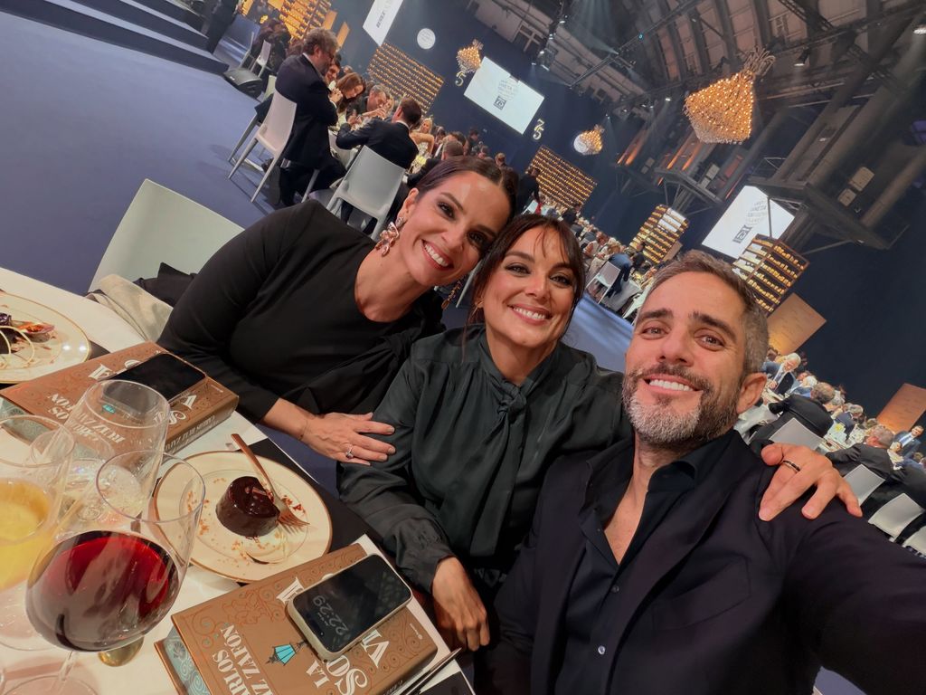 Roberto Leal junto a sus compañeras Mónica Carrillo y Ana Cuesta