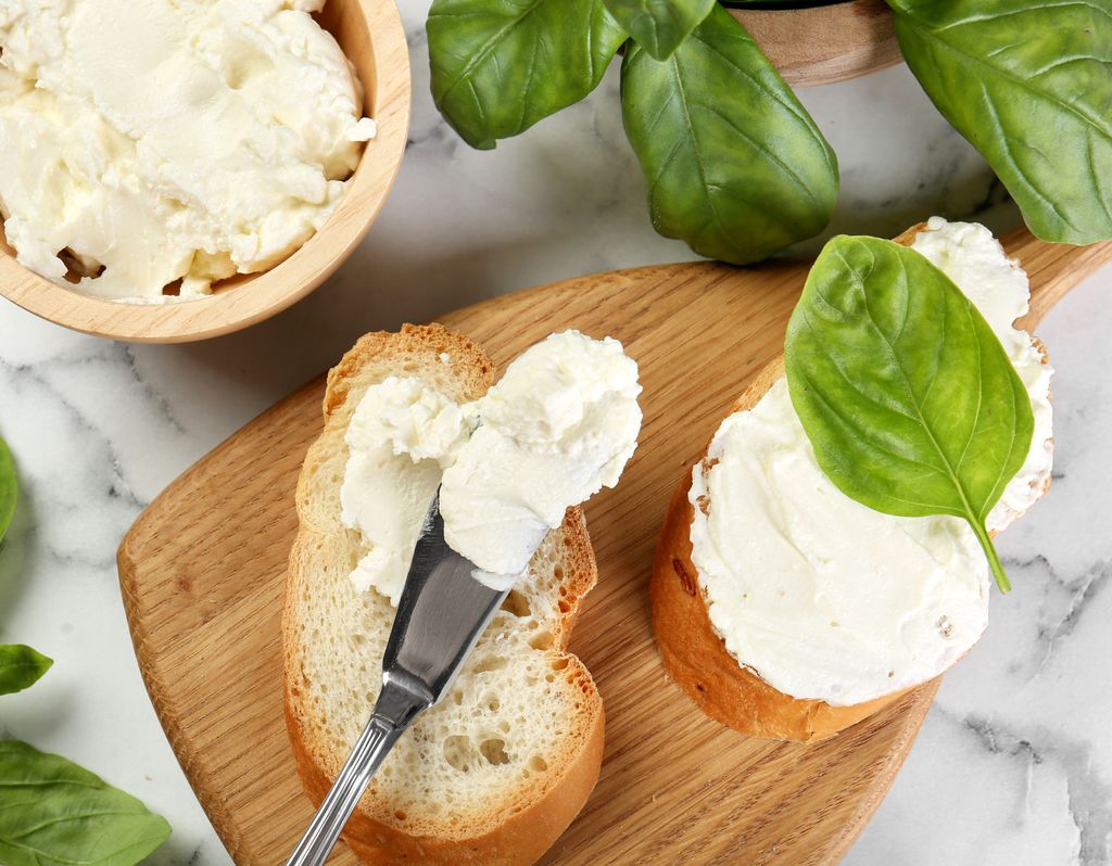 Canapés de queso crema.