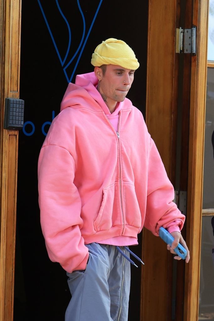 Justin Bieber fue visto camino a un spa en Los Ángeles, tomándose un momento para relajarse y recargar energías tras una semana agitada.