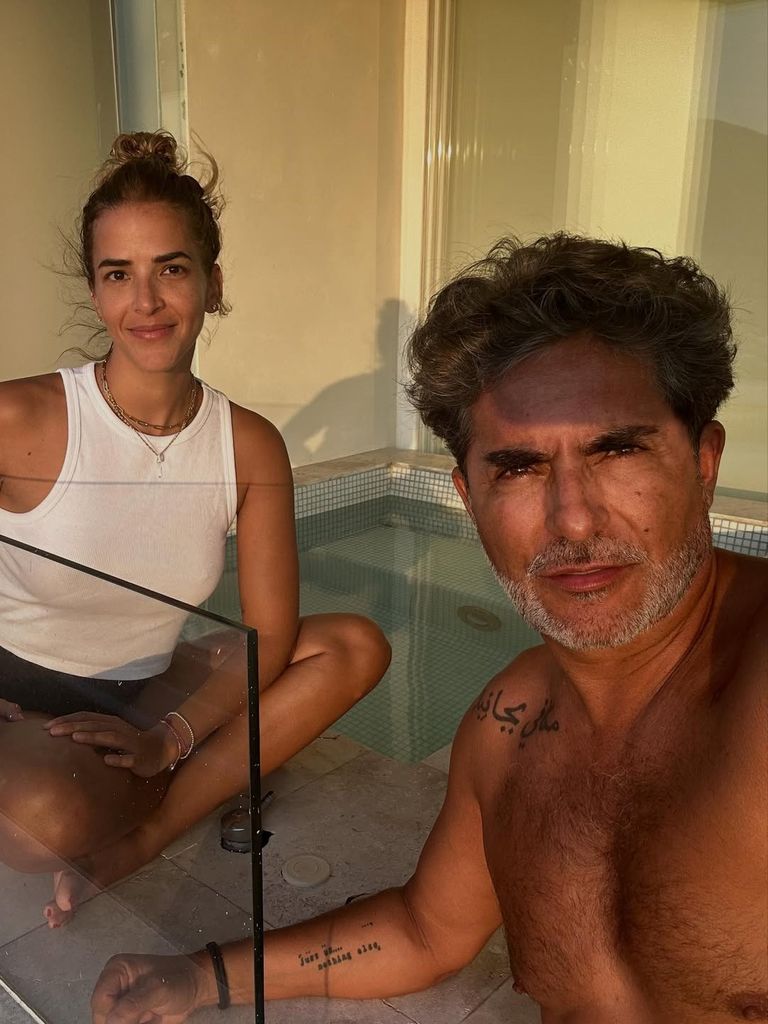 El presentador compartió las fotos más especiales de su primer año de novios.