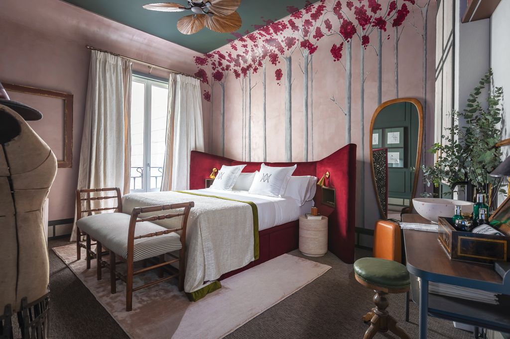 Dormitorio decorado en tonos rosas y verdes
