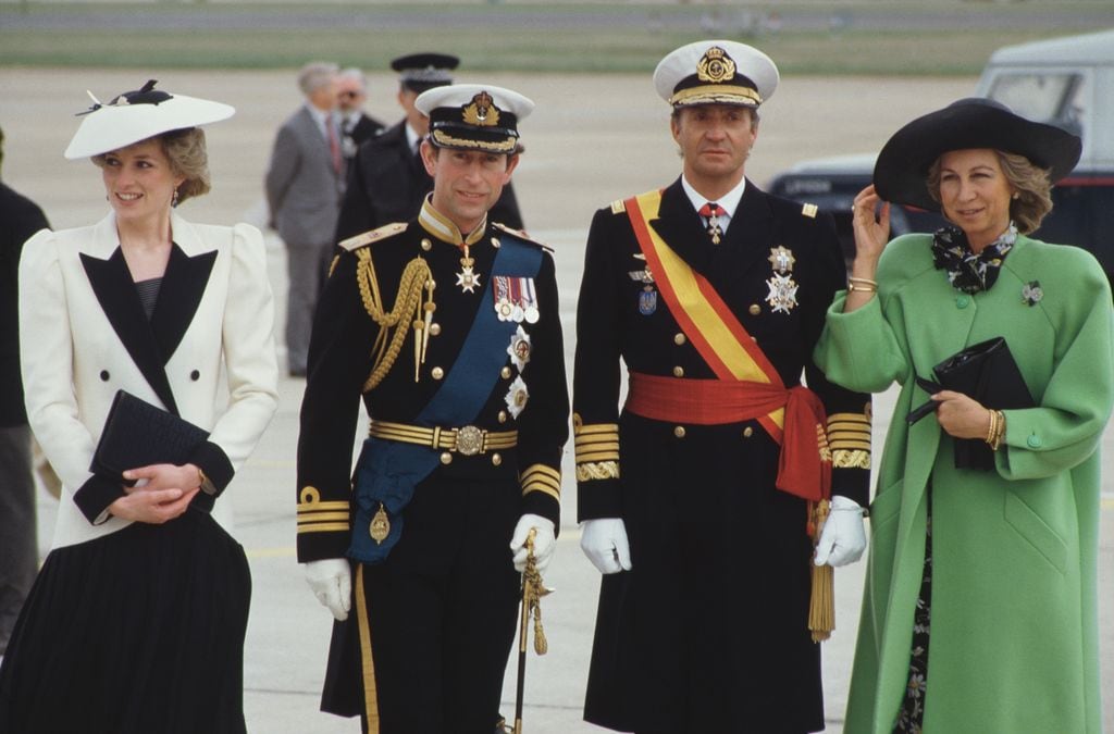 Los príncipes de Gales recibieron a los reyes Juan Carlos y Sofía en el aeropuerto de Heathrow a su llegada para la visita de Estado de abril de 1986, esa cita fue muy esperada, ya que los españoles no habían podido estar en la boda del heredero debido a las tensiones diplomáticas a causa de Gibraltar