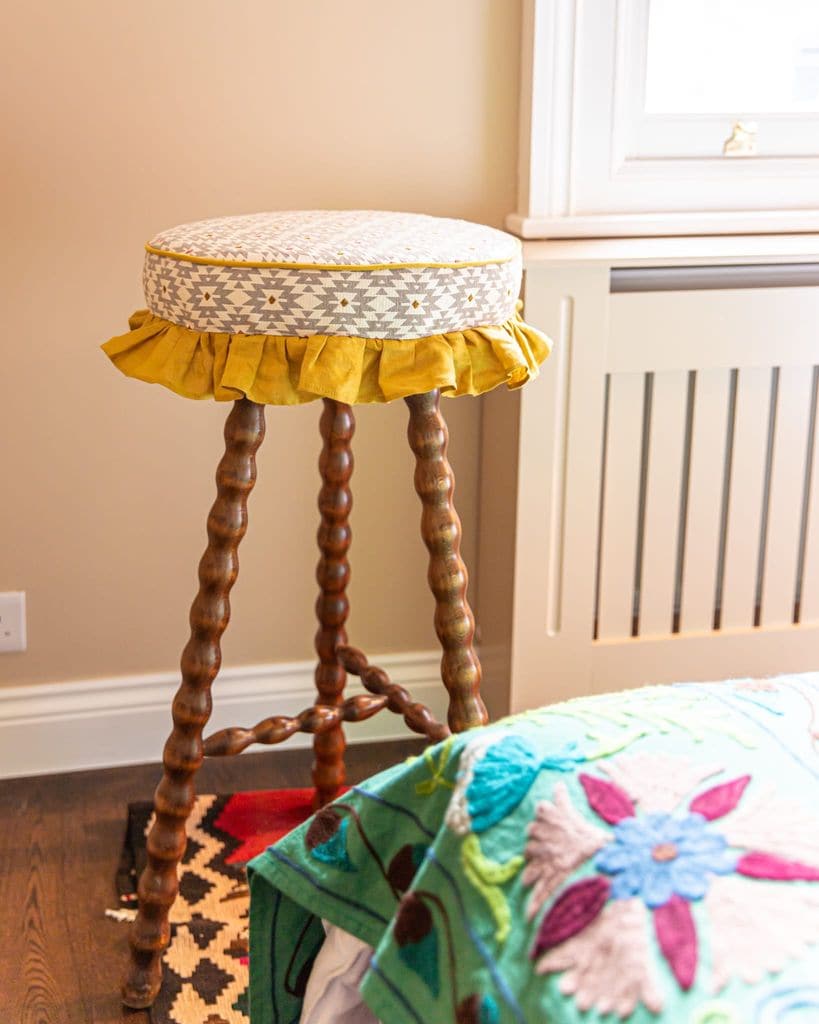 Taburete con asiento con funda textil