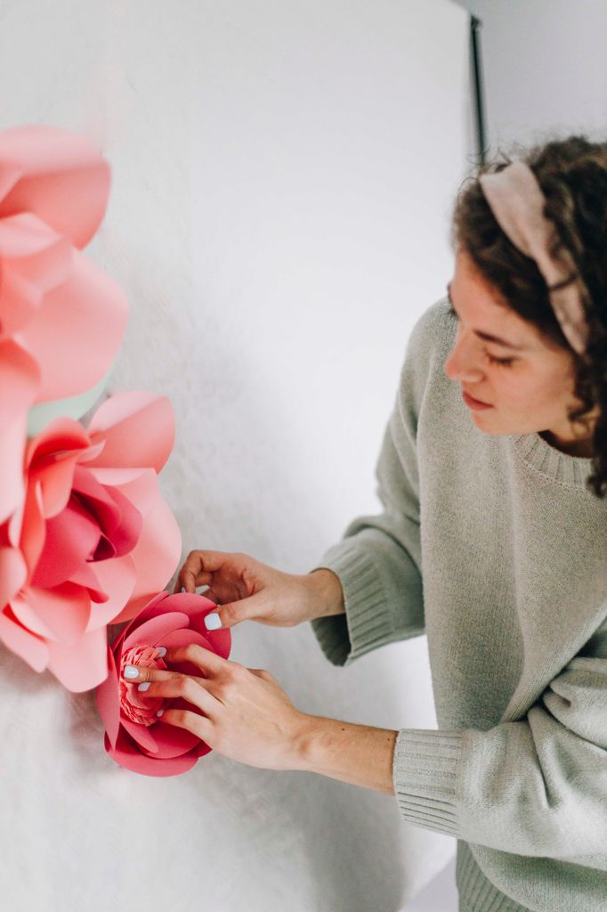 Cristina Velasco Mora colocando sus flores de papel.