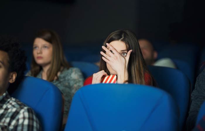 Chica viendo una peli de miedo 
