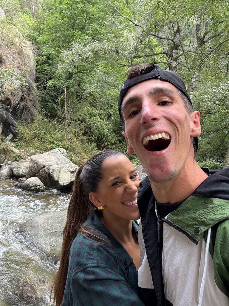 Mari Carmen Maza con su marido, Álex Roca, en una escapada a la naturaleza