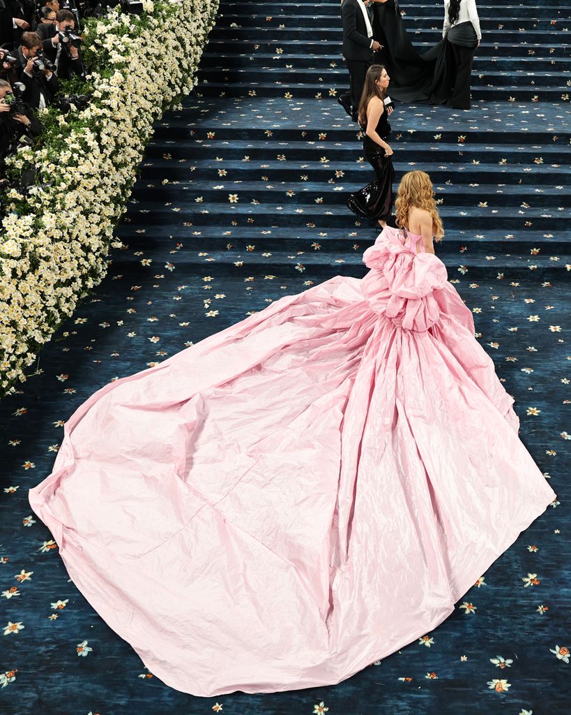 Shakira lució una silueta con una larga cola en la Met Gala 2025. 