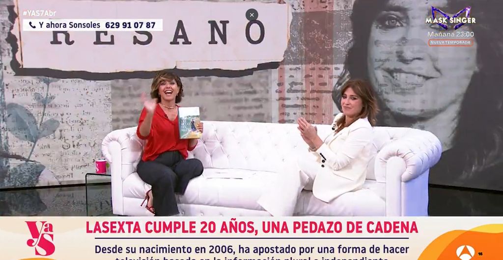 Las presentadoras juntas durante la entrevista