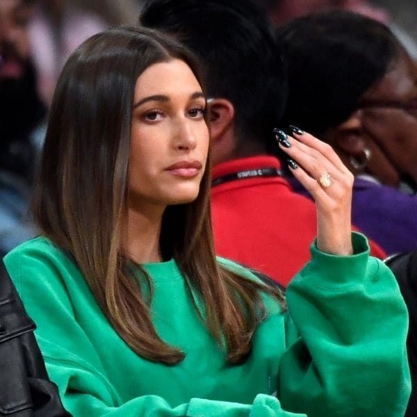 Hailey Baldwin durante un partido de la NBA en octubre de 2021