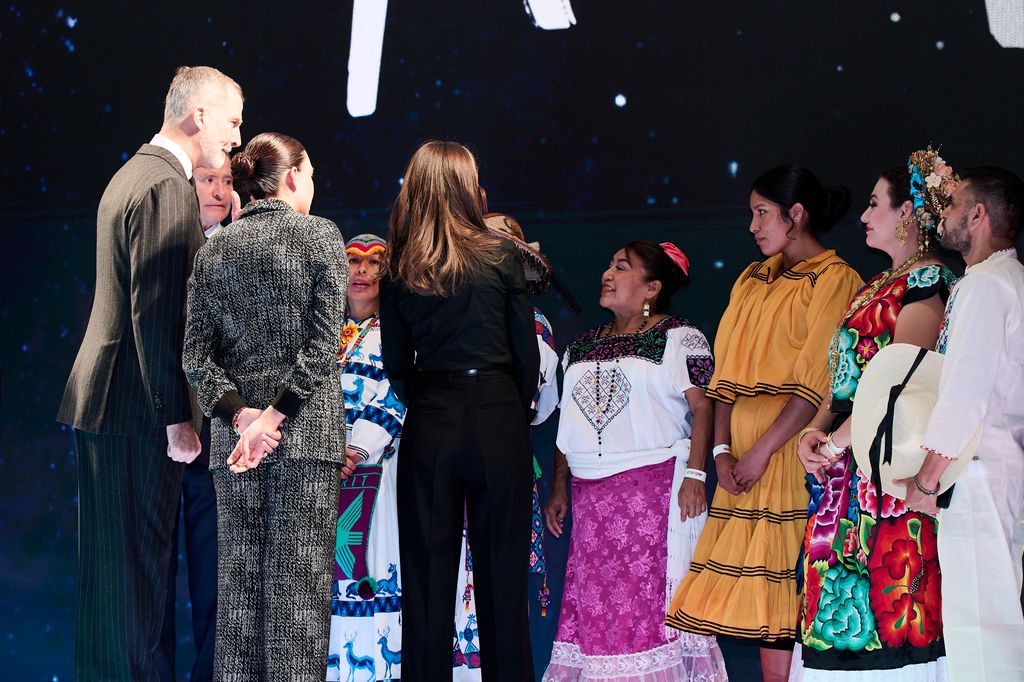 Los reyes de España en convivencia con los representantes de México.