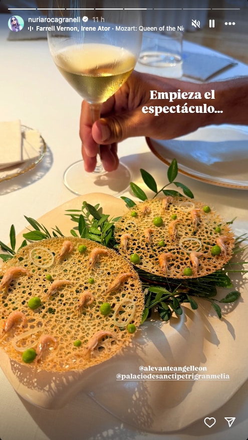 Nuria Roca ha quedado fascinada por las originales tortillitas de camarones de Alevante.